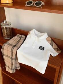 SHEIN 2 件套男婴女婴休闲绅士格子拼布 Polo 衫和卡其红黑格子裤套装，适合生日派对、洗礼、1 岁生日庆祝、晚会、表演、婚礼 - 白色 - 查看 3