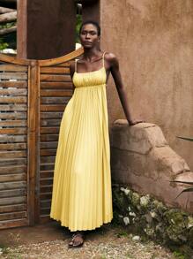 Maija Women's Yellow Summer Vacation Dress, Modern Bohemian Solid Color Women's Beach Wear, Minimalist Spaghetti Strap Pleated Sleeveless Tropical Holiday Dress