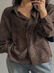 Dazy Petite Plus Camisa de manga larga con cuello vuelto y estampado de leopardo, talla grande, color marrón, estampado de guepardo para primavera/otoño
