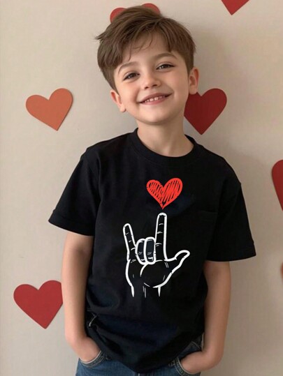 Camiseta de cuello redondo de manga corta con estampado básico de mano y corazón, informal y sencilla, para niño preadolescente en el Día de San Valentín