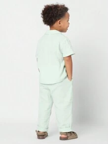 SUMWON Conjunto de verano de dos piezas para niños con sensación de lino, camisa con cuello y botones de madera y pantalones, ideal para resort y vacaciones - Verde - Ver 2