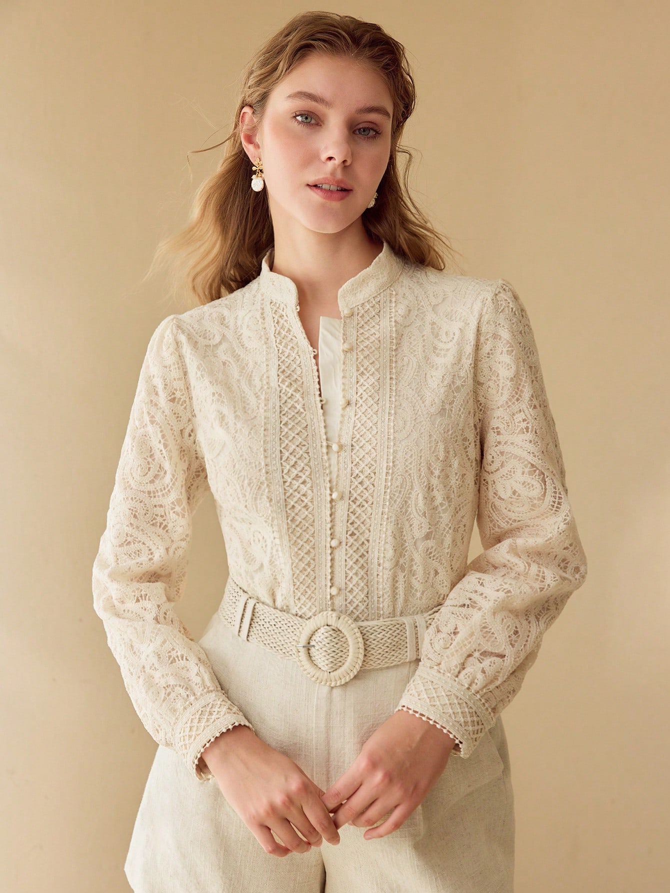 MOTF PREMIUM بلوزة مكشكشة من الدانتيل