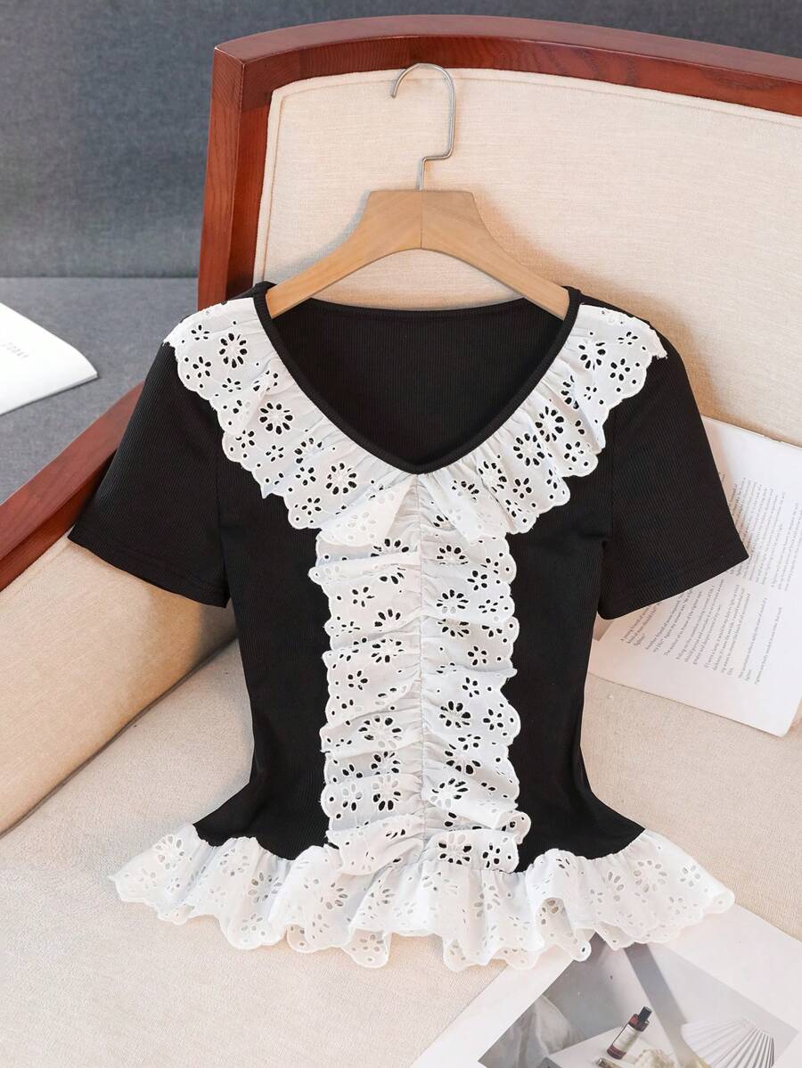 Chiquease 女士 V 领拼色镂空刺绣荷叶边短款 T 恤 - 黑色 - 查看 1