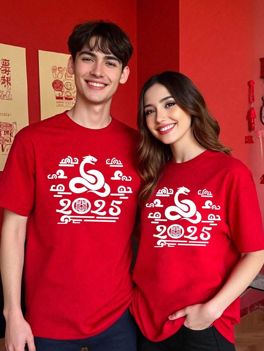Manfinity Homme Camiseta de manga corta con cuello redondo de color rojo para hombres, adecuada para el Año Nuevo Chino del Año de la Serpiente 2025 - Rojo - Ver 1
