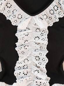 Chiquease 女士 V 领拼色镂空刺绣荷叶边短款 T 恤 - 黑色 - 查看 5