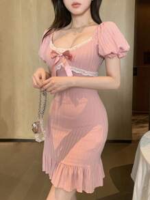 DAZY 蕾丝拼布蝴蝶结装饰紧身迷你连衣裙，带荷叶边下摆，适合夏季婚礼、挤奶女工裙太阳裙