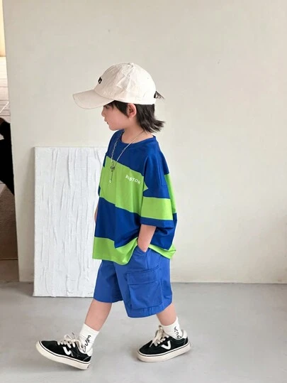 SHEIN 2 件套年轻男孩休闲百搭舒适拼色圆领 T 恤和宽口袋工装短裤套装，适合春夏季、日常、运动、郊游、上学、派对、度假、拍照