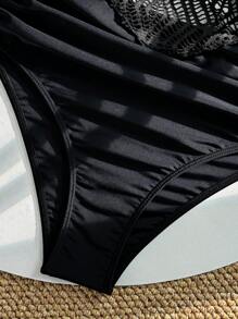 女士沙滩装：细肩带镂空面料褶皱坦基尼两件套泳衣，适合夏季海滩度假