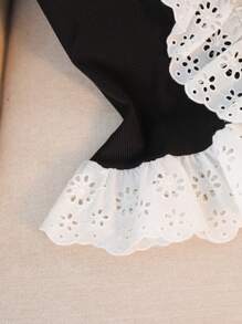 Chiquease 女士 V 领拼色镂空刺绣荷叶边短款 T 恤 - 黑色 - 查看 3