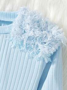 SHEIN 2 件/套 小女孩圆领拼布人造毛流苏蝴蝶结下摆罗纹针织毛衣上衣和修身罗纹针织裤套装 - 淺藍色 - 查看 4