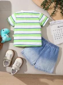 SHEIN 2 piezas Conjunto casual de verano para niño, camiseta de manga corta cuello redondo con estampado de cocodrilo y bolsa a rayas verde, blanco y azul + pantalones cortos de mezclilla de unicolor, cómodo y adecuado para uso diario, escuela, exterior, viajes, hogar, deportes - Azul - Ver 2