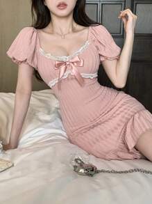 DAZY 蕾丝拼布蝴蝶结装饰紧身迷你连衣裙，带荷叶边下摆，适合夏季婚礼、挤奶女工裙太阳裙