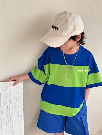 SHEIN 2 件套年轻男孩休闲百搭舒适拼色圆领 T 恤和宽口袋工装短裤套装，适合春夏季、日常、运动、郊游、上学、派对、度假、拍照