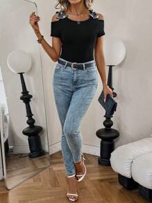 SHEIN Clasi Camiseta de manga corta con hombros descubiertos y decoración de lazo de strass a la moda