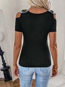 SHEIN Clasi Camiseta de manga corta con hombros descubiertos y decoración de lazo de strass a la moda