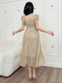 DAZY 女士纯色V领扭结荷叶袖中长连衣裙，适合假日、约会、舞会、鸡尾酒会等场合。 - 杏色 - 查看 2