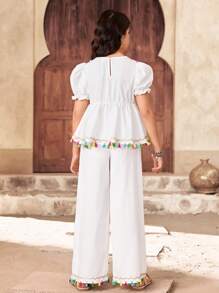 SHEIN Conjunto de 2 piezas para niña preadolescente con camisa de manga corta de globo casual con textura de patchwork, volantes y borlas en colores brillantes, y pantalones largos lisos con textura tejida - Blanco - Ver 2