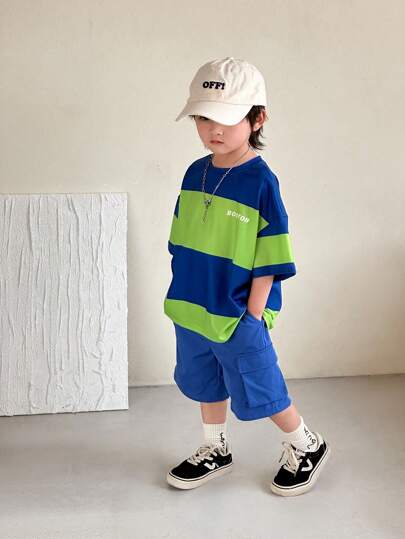 SHEIN 2 件套年轻男孩休闲百搭舒适拼色圆领 T 恤和宽口袋工装短裤套装，适合春夏季、日常、运动、郊游、上学、派对、度假、拍照