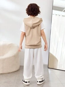 SHEIN Set de 3 piezas para niños pequeños: chaleco gráfico sin mangas con capucha, camiseta y pantalón de chándal de estilo casual - Multicolor - Ver 2