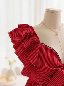 Soleia 大码女式荷叶边饰前系带蝴蝶结盖袖修身 A 字休闲条纹上衣，适合返校时穿着