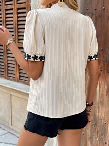 Breezaya 女士花卉装饰短款泡泡袖休闲衬衫 - 香檳色 - 查看 2