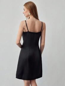 MOTF STUDIO SUKIENKA Z TYŁU Z KONTRASTOWYMI CEKINAMI I ZAMKIEM NA SZYI