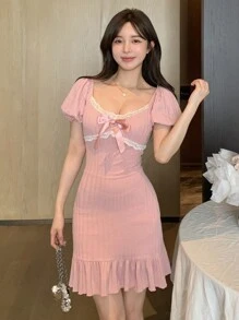 DAZY 蕾丝拼布蝴蝶结装饰紧身迷你连衣裙，带荷叶边下摆，适合夏季婚礼、挤奶女工裙太阳裙