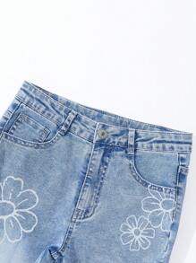 SHEIN Conjunto casual urbano de 2 piezas para niñas preadolescentes: Camiseta negra de manga corta y hombros caídos con estampado de girasol y jeans acampanados con estampado floral rasgado - Negro - Ver 6