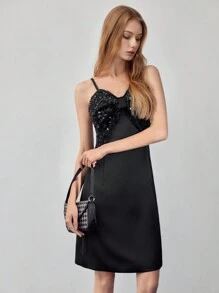 MOTF STUDIO SUKIENKA Z TYŁU Z KONTRASTOWYMI CEKINAMI I ZAMKIEM NA SZYI