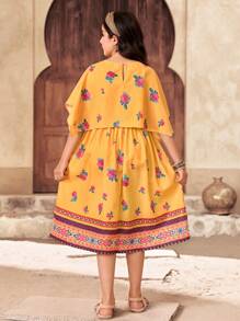 SHEIN 青少年女孩休闲度假宽松落肩罩衫和细肩带玫瑰碎花迷你连衣裙套装 - 黃色 - 查看 2