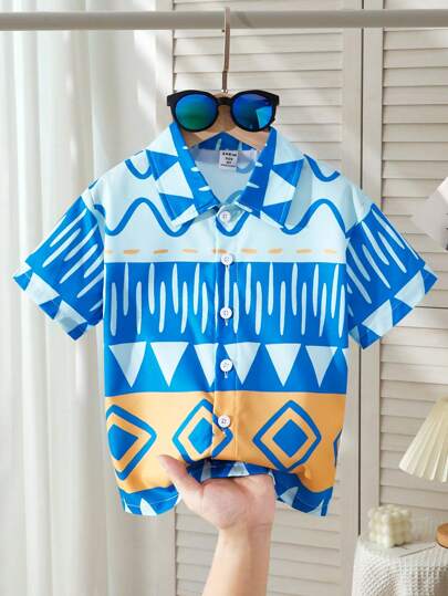 SHEIN Camisa de una pieza en estilo urban leisure para niños pequeños, camisa de manga corta con cuello, cómoda y versátil, adecuada para primavera y verano. La camisa para niños es apropiada para diversas ocasiones como actividades urbanas al aire libre, ocio en casa, escuela y reuniones