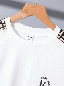 SHEIN 2件組 青少年男孩白色夏季街頭風度假拼圖圖案側縫圓領寬鬆短袖T恤與寬腿運動長褲套裝 - 白色 - 查看 4