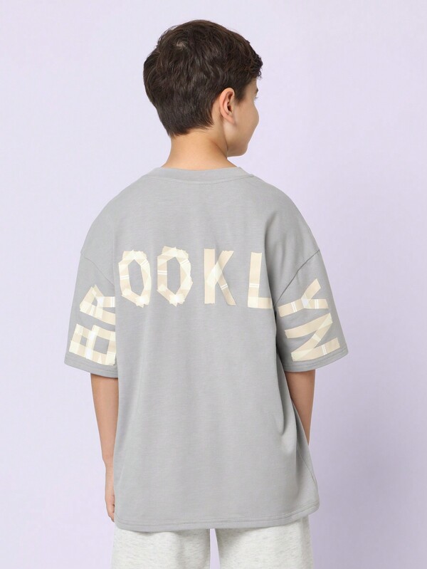 SUMWON Camiseta urbana de estilo callejero oversize con gráfico de Brooklyn, estampado de texto en la espalda al estilo varsity, ropa deportiva casual para el verano