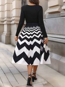 SHEIN Clasi Plus Size Commute Casual Único Top de Malha Com Padrão Ondulado Elegante e Saia Vintage de Cintura Alta Conjunto de 2 Peças - Multicolorido - Ver 2