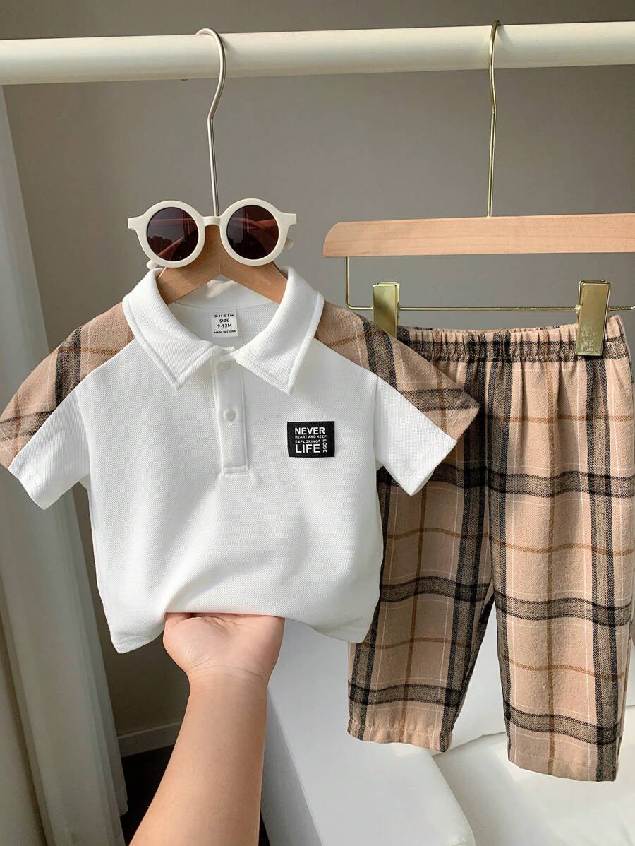 SHEIN 2 件套男婴女婴休闲绅士格子拼布 Polo 衫和卡其红黑格子裤套装，适合生日派对、洗礼、1 岁生日庆祝、晚会、表演、婚礼 - 白色 - 查看 1