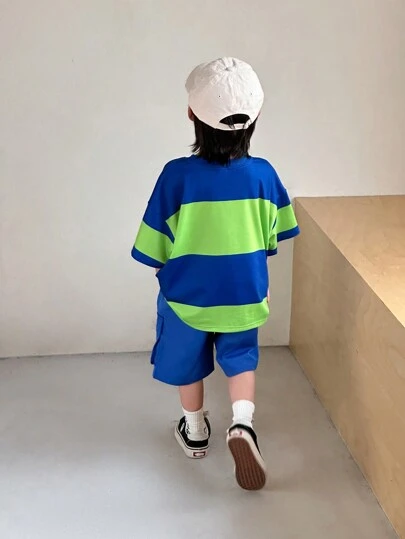 SHEIN 2 件套年轻男孩休闲百搭舒适拼色圆领 T 恤和宽口袋工装短裤套装，适合春夏季、日常、运动、郊游、上学、派对、度假、拍照