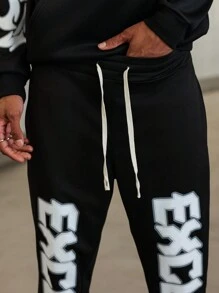 Manfinity Streetrush Conjunto de sudadera con capucha y pantalón de chándal estilo juvenil y de carreras con impresión digital grande en inglés para hombres, regalo para novio o esposo