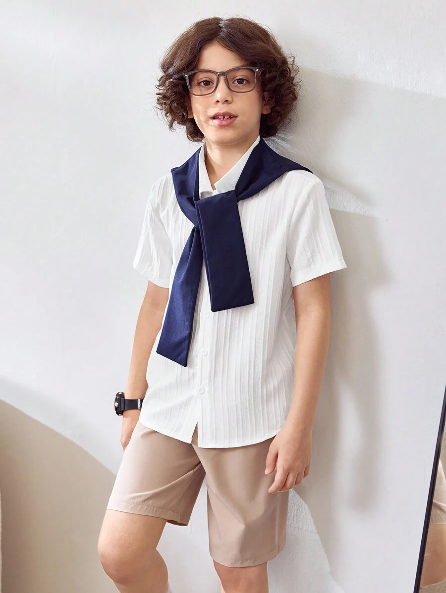 SHEIN 3 件套青少年男孩套装：纹理面料短袖衬衫、短裤、披肩；2 件套服装 - 彩色 - 查看 1