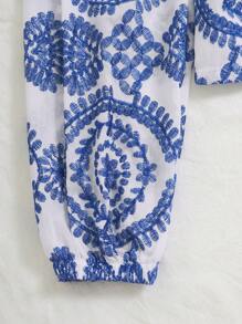 SHEIN Unity 度假风格蓝色棉质刺绣镂空花卉蕾丝拼接 V 领收腰系带袖口休闲优雅修身衬衫 - 藍色 - 查看 4