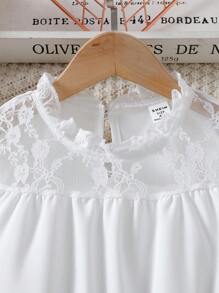 Formele set van 2 stuks voor jonge meisjes, witte blouse met kanten kraag en ruches en asymmetrische zoom, strik in de taille, elegante zomeroutfit