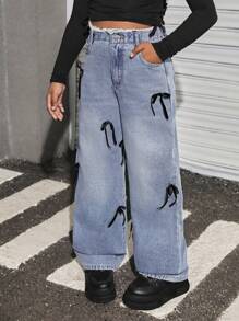 SHEIN Jeans ample à jambe droite avec lavage vintage, moustaches de chat et décorations de patchwork et nœud papillon effiloché pour filles pré-adolescentes. Style polyvalent pour le retour à l'école au printemps/été, tenue de rue d'été, plage, boho, concert, festival rave, remise des diplômes - Jean clair - Voir 5