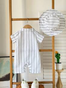 SHEIN 2 stuks peuter baby jongens casual vakantie gestreepte kraag knoop zak romper & hoed set, geschikt voor dagelijks gebruik, vakantie, sport (3M-24M)