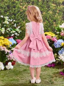 SHEIN Robe à encolure carrée de style princesse adorable pour jeune fille avec garniture de dentelle, décoration de nœud papillon et set de serre-tête assorti - Rose bonbon - Voir 1