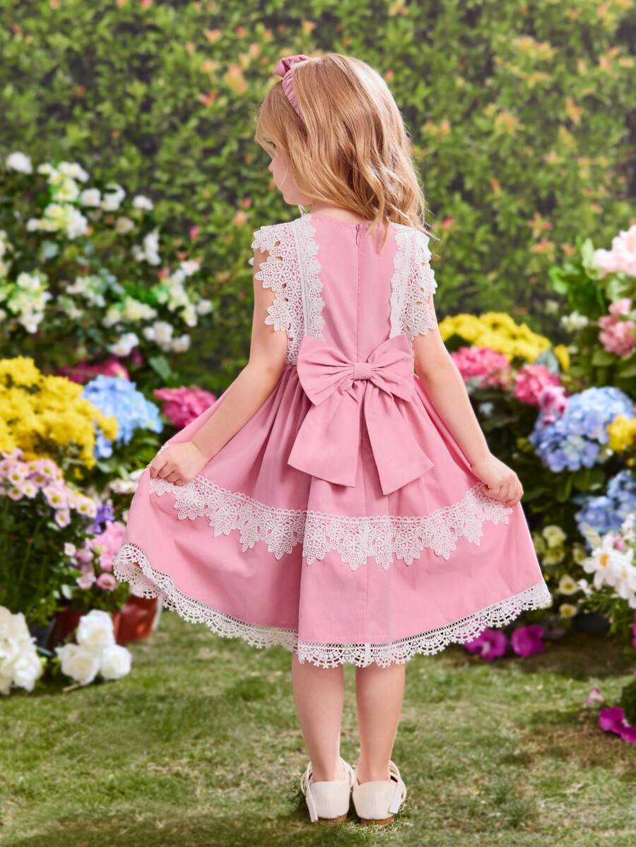SHEIN Robe à encolure carrée de style princesse adorable pour jeune fille avec garniture de dentelle, décoration de nœud papillon et set de serre-tête assorti - Rose bonbon - Voir 1