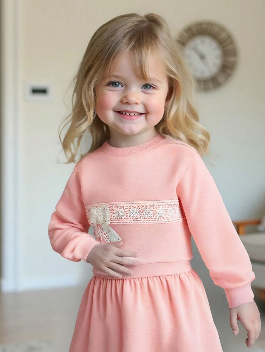 SHEIN Conjunto tejido casual con parches de encaje lindo para niña, color rosa, apropiado para actividades al aire libre, asistir a fiestas - Rosa - Ver 1