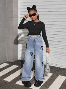 SHEIN Jeans ample à jambe droite avec lavage vintage, moustaches de chat et décorations de patchwork et nœud papillon effiloché pour filles pré-adolescentes. Style polyvalent pour le retour à l'école au printemps/été, tenue de rue d'été, plage, boho, concert, festival rave, remise des diplômes - Jean clair - Voir 4
