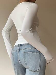 Aloruh 女款秋冬新款纯色镂空设计琥珀宝石金属纽扣装饰黑色紧身圆领白色长袖T恤 - 白色 - 查看 2