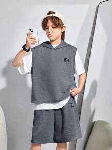 SHEIN Tween Boy 韩国可爱休闲贴花连帽衫、纯色背心和短裤三件套、宽松圆领短袖 T 恤 - 深灰色 - 查看 4