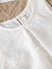 SHEIN 2 件套年轻女孩休闲白色针织刺绣无袖上衣和裤子套装，女孩春夏新款服装 - 白色 - 查看 4