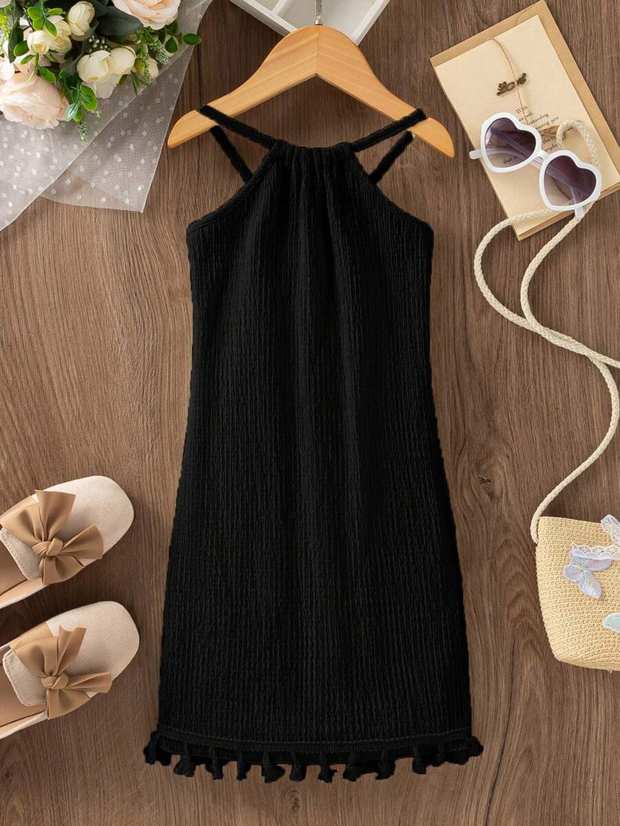 SHEIN 年轻女孩休闲时尚梭织纹理面料流苏下摆挂脖连衣裙。梭织纹理面料为连衣裙增添了高品质的感觉和优雅的设计。流苏下摆设计增添了动感和优雅的感觉，展现了年轻女孩的活泼个性。挂脖设计增添了休闲感，适合春夏穿着，适合各种场合，优雅时尚，打造清新时尚的整体造型，展现年轻女孩的独特魅力。 - 黑色 - 查看 1